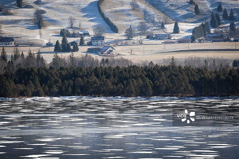 法国汝拉省莱鲁斯湖冰封景观图片素材
