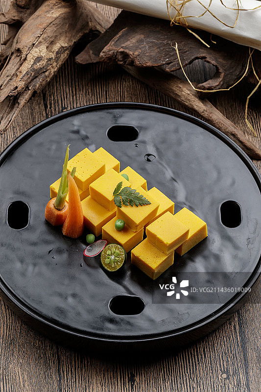 黑色石盘装的香芒鹅肝豆腐图片素材