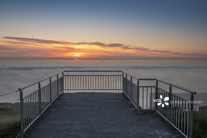 法国加莱海峡白色鼻岬的多雾海景图片素材