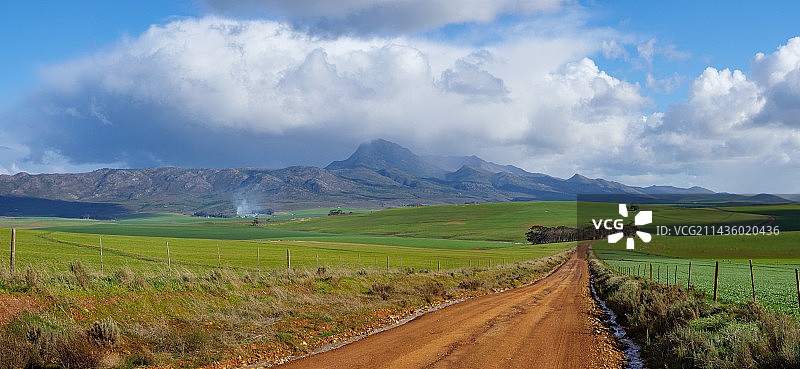 南非开普敦卡莱顿附近的乡村风光，雨中可欣赏农田和巴比伦斯托林或巴比伦斯托恩的美景。图片素材