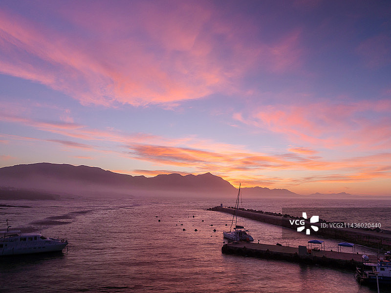 黎明时分的新港口：南非西开普省赫曼努斯鲸鱼海岸奥弗贝格图片素材