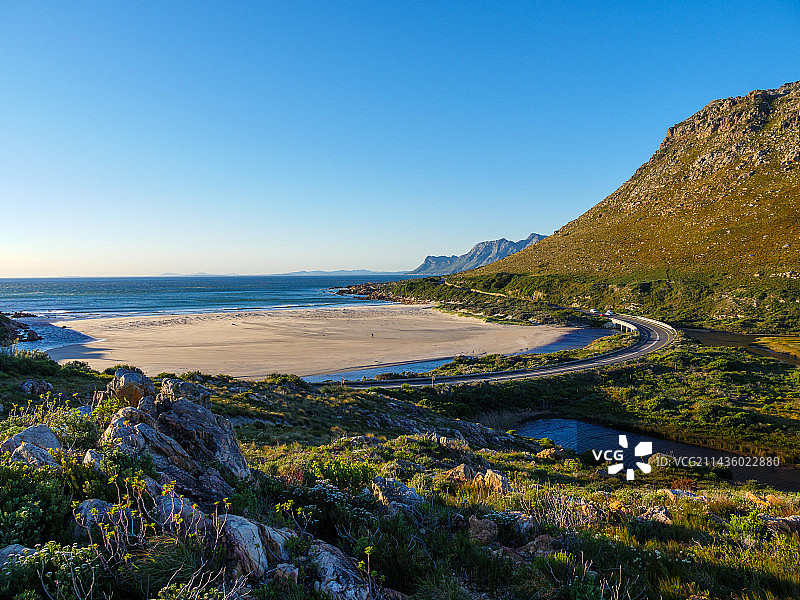 风景如画的R44克拉伦斯车道，沿着福尔斯湾东岸，位于南非西开普省开普敦附近的罗伊-埃尔斯图片素材
