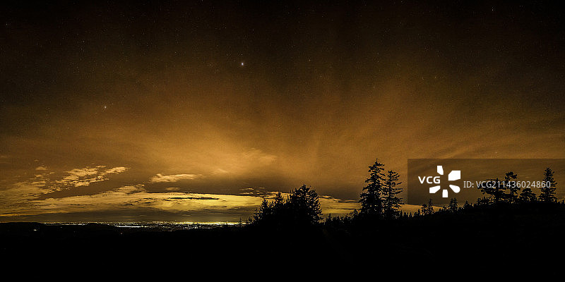 法国阿尔萨斯星空下的平原图片素材