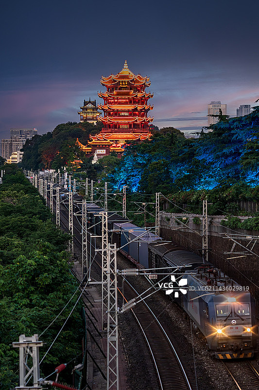 黄鹤楼与和谐号图片素材