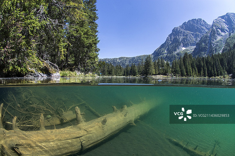 法国阿尔卑斯山埃克兰国家公园，普尔索莱湖和塔耶费尔地块图片素材