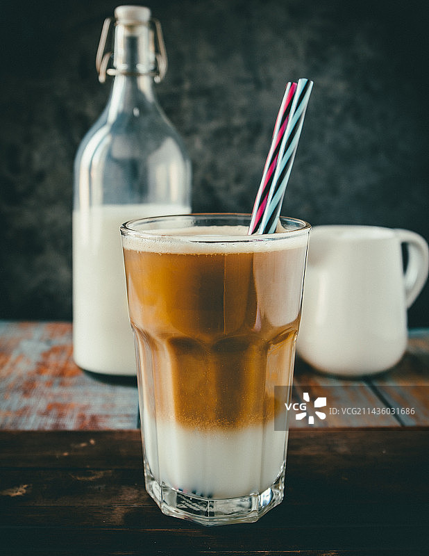 桌子上的饮料特写图片素材