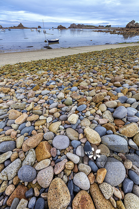法国布列塔尼海岸的花岗岩、辉绿岩和闪长岩卵石图片素材