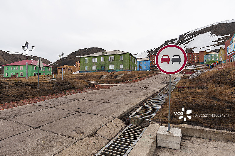 巴伦支堡俄罗斯居民点的房屋，位于挪威斯瓦尔巴群岛的斯匹次卑尔根岛图片素材