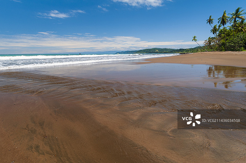 小溪流经沙滩汇入大海，哥斯达黎加奥萨半岛德雷克湾图片素材