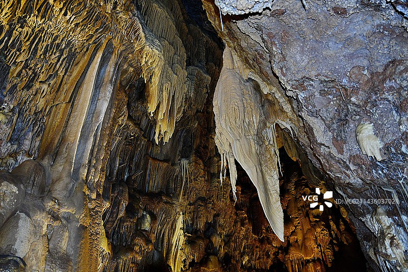 法国洛泽尔省达尔吉朗洞穴矿物阶地中的凝结物图片素材