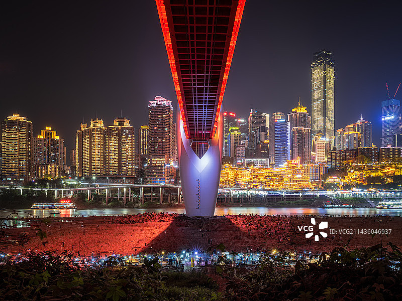 重庆洪崖洞千厮门大桥嘉陵江河滩夜市图片素材