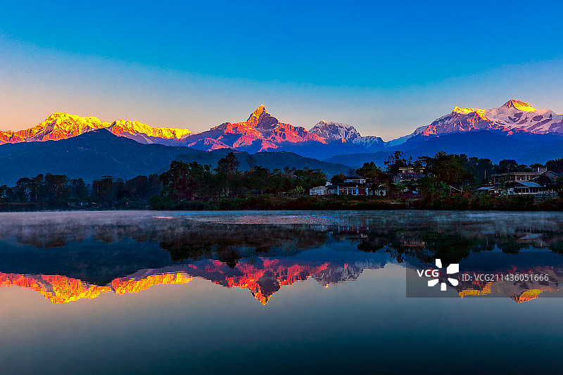 雪山王国尼泊尔博卡拉鱼尾峰的日照金山图片素材