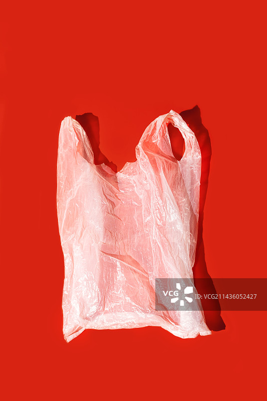 红色背景上的白色塑料袋图片素材