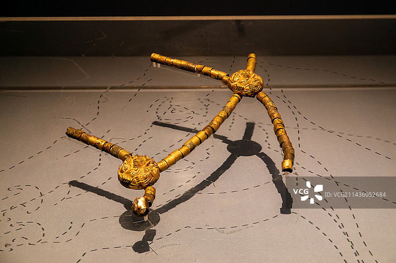 章丘区博物馆青铜鎏金马笼头，西汉，洛庄汉墓出土图片素材