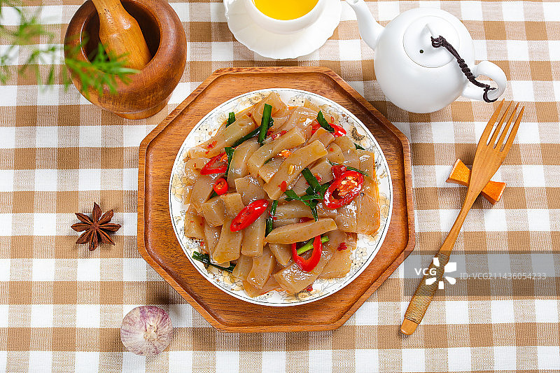 家常小炒菜肴辣椒韭菜炒蘑芋豆腐图片素材