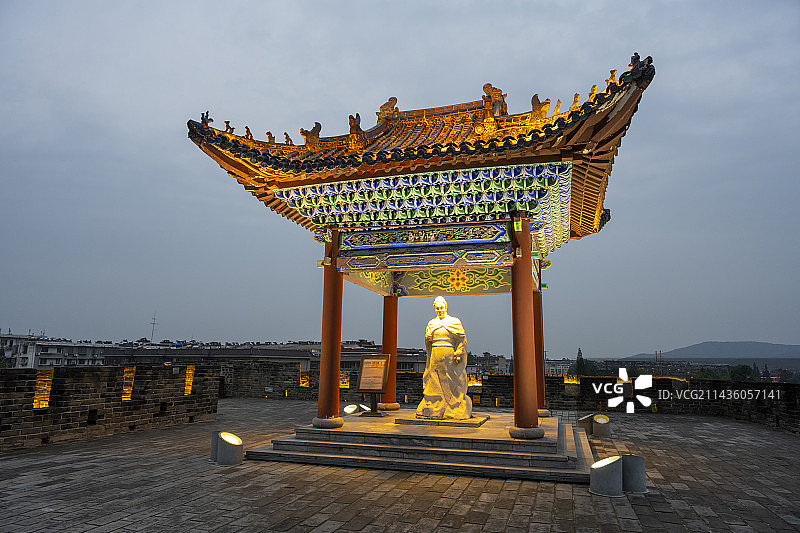 襄阳古城夫人城景点夜晚夜景城市风光图片素材