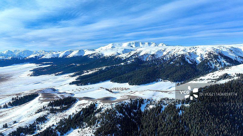 冬季雪山和森林图片素材