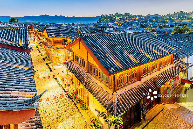 中国云南丽江大研古城和狮子山高视角夜景风光图片素材
