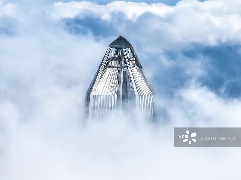 云层之上的平安大厦图片素材
