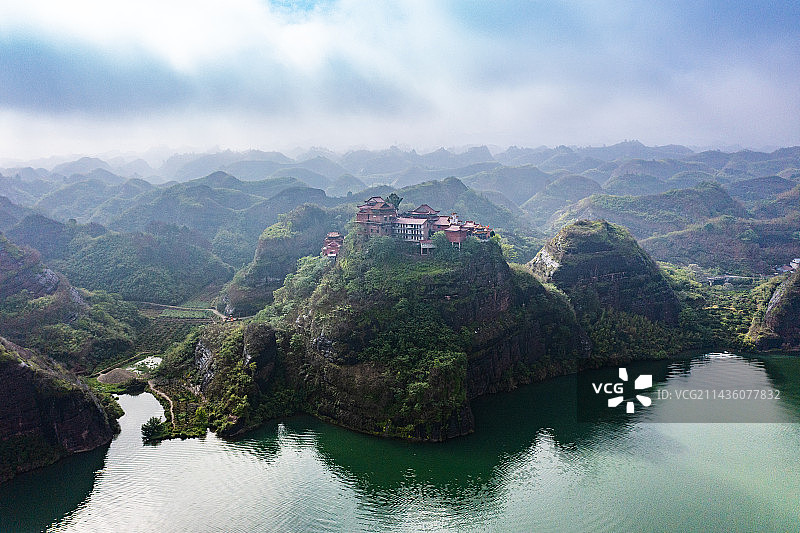 航拍湖南怀化洪江市沙湾乡南岳殿及沅江风光图片素材