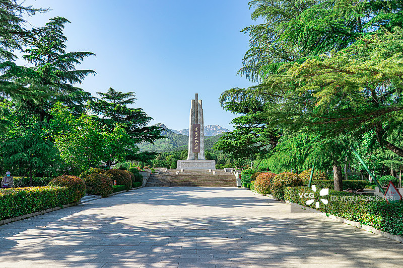 中国非都市风光拍摄主题，山东省泰安市泰山区革命烈士陵园公园园林，高大的纪念碑，户外白昼无人图像摄影图片素材