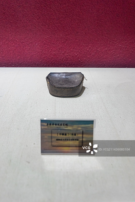 中国山东泰安革命烈士陵园公园，革命史展览馆，玻璃柜里的皮革包袋子武器装备，室内无人图像摄影图片素材