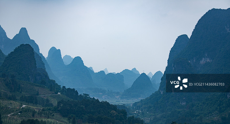 航拍广西桂林阳朔兴坪古镇夜景与漓江风光图片素材