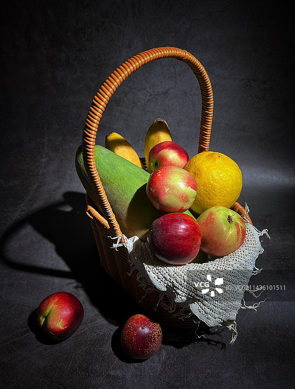 桌上水果的高角度视图图片素材