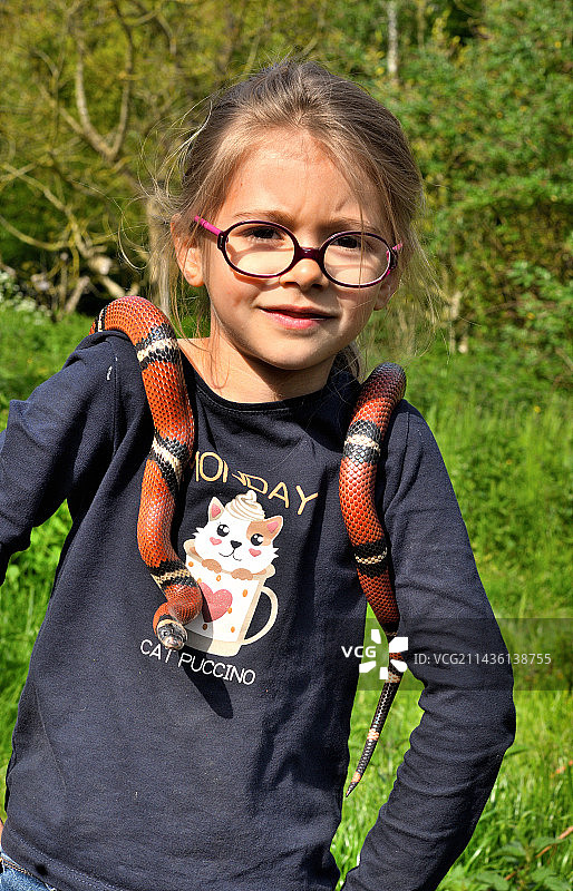 拿着西纳罗亚奶蛇的女孩图片素材