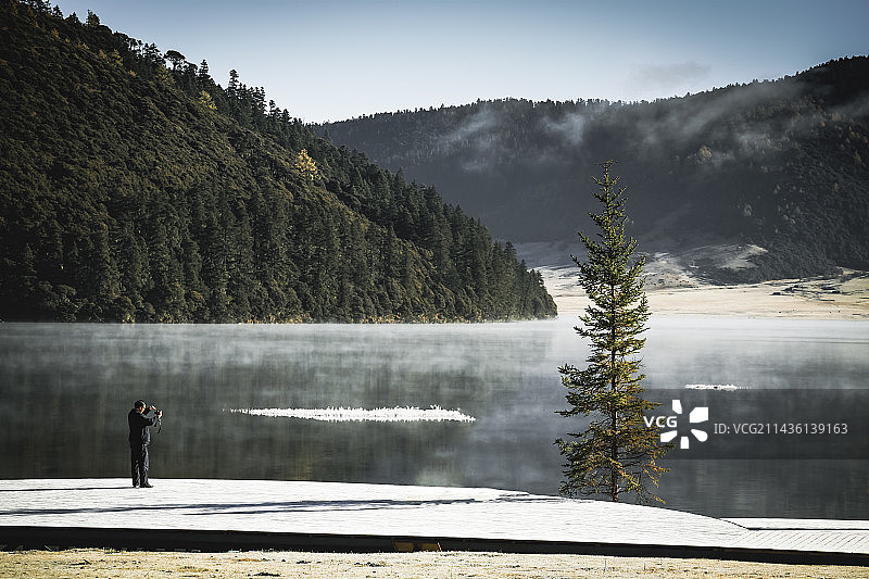 站在属都湖边的人的侧视图图片素材