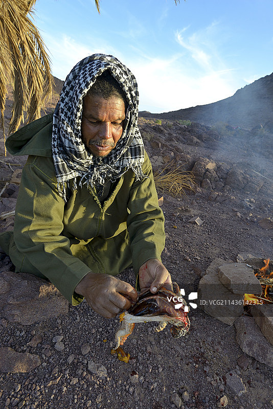 男人烹饪摩洛哥刺尾蜥图片素材
