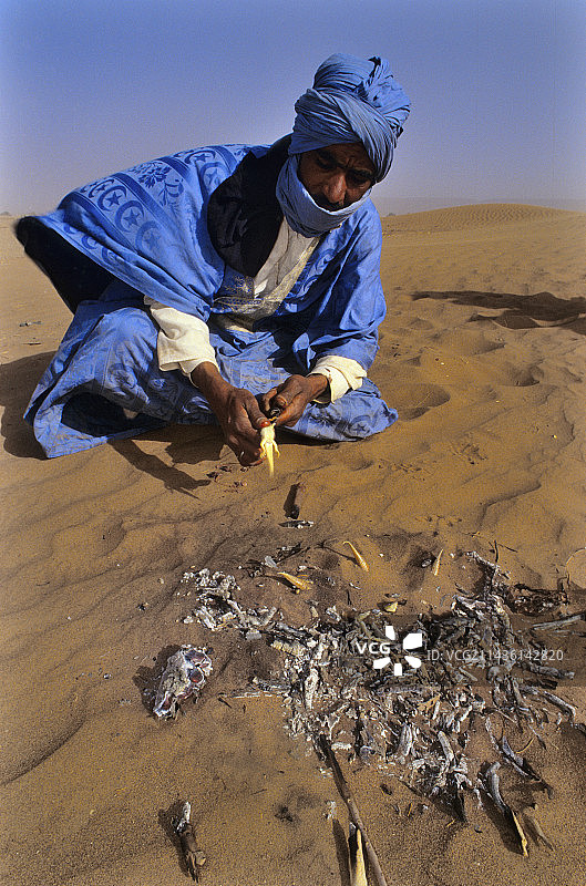 摩洛哥贝都因人准备蜥蜴餐图片素材