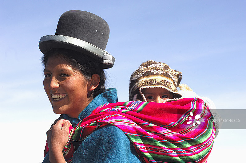 妈妈和她的孩子在玻利维亚的的喀喀湖图片素材