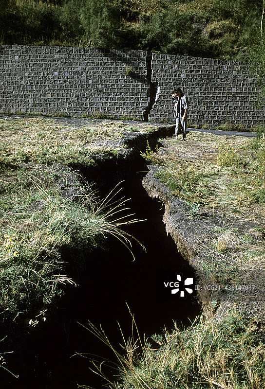 意大利西西里岛的地震裂缝图片素材