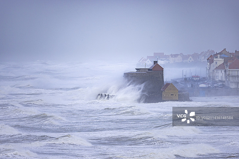 法国奥帕尔海岸安布勒特斯堡在尤尼斯风暴中图片素材