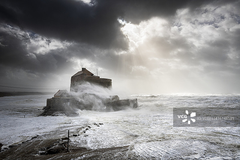 法国奥帕尔海岸安布勒特斯堡在尤尼斯风暴中图片素材