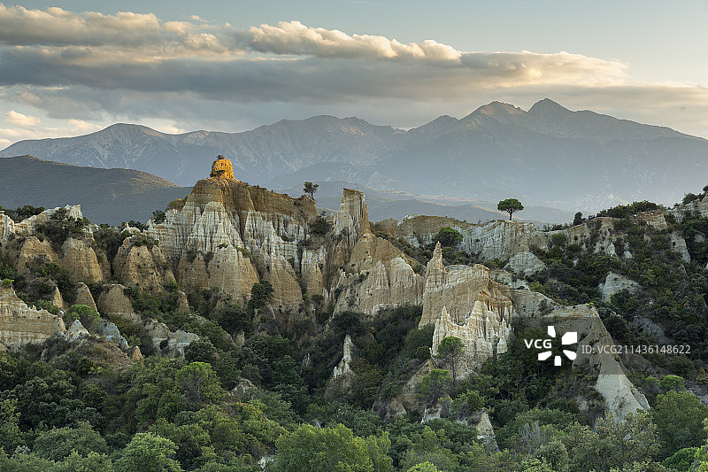 伊尔河畔伊耶夕阳下的管风琴，背景是卡尼古地块和山峰，比利牛斯-东方省，法国图片素材