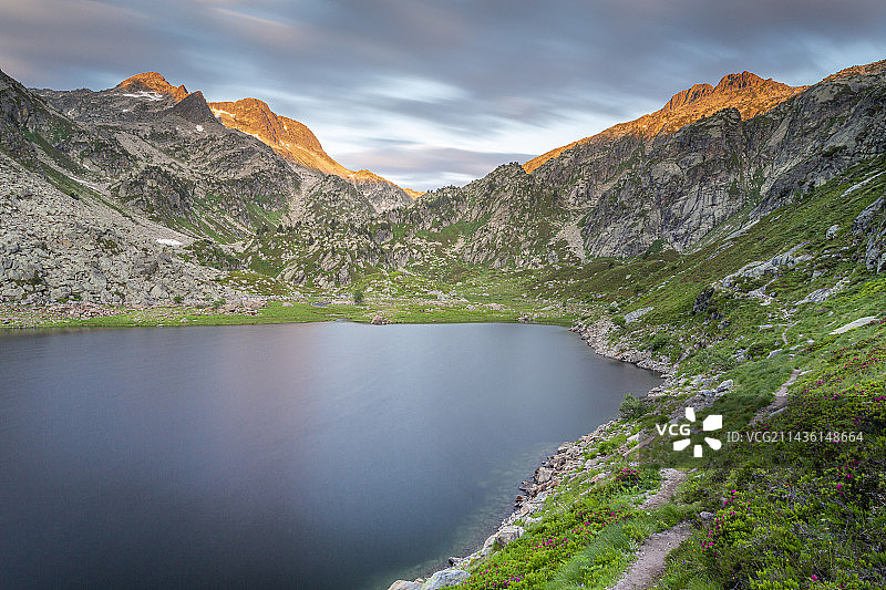 法国加泰罗尼亚山脉阿里埃日省恩贝斯池塘日出图片素材