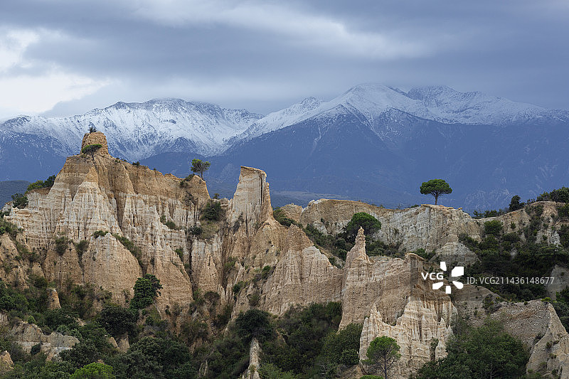 伊尔河畔的管风琴和白雪皑皑的卡尼古山，法国东比利牛斯省图片素材