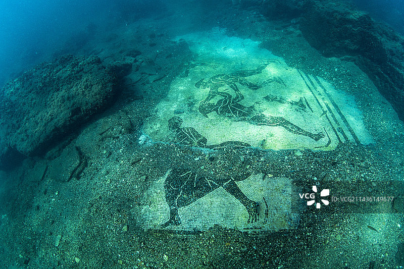 拜亚努斯湖东北岸浴场休息室内的双色马赛克地板图片素材