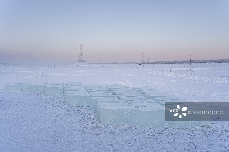 从勒拿河提取冰块作为饮用水，俄罗斯萨哈共和国雅库茨克图片素材