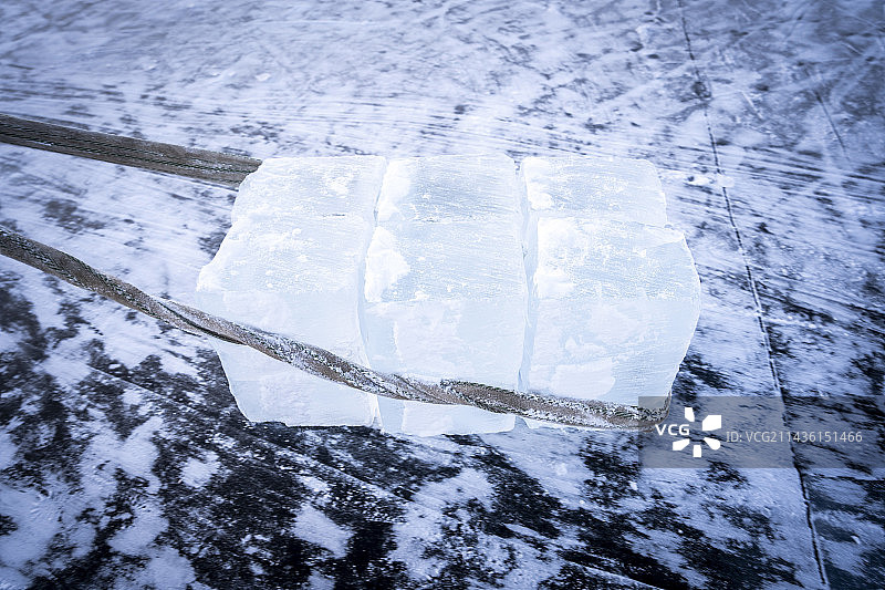 从勒拿河提取冰块作为饮用水，俄罗斯萨哈共和国雅库茨克图片素材