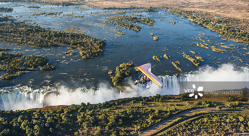 游客乘坐三轮车飞越维多利亚瀑布（赞比亚，非洲）图片素材