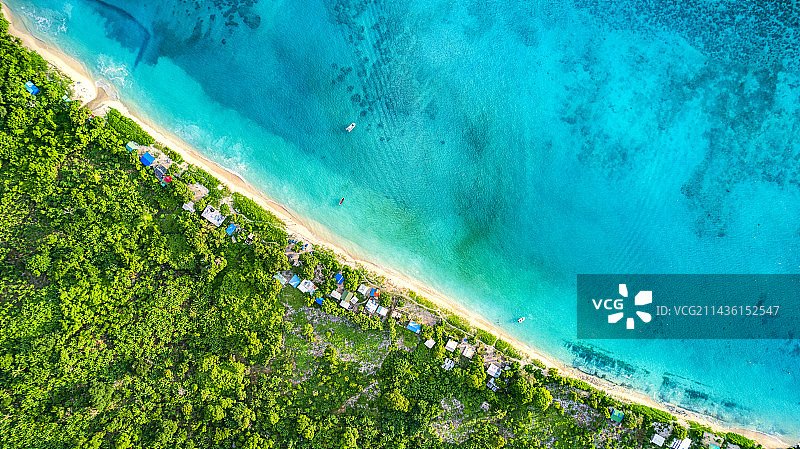 绿蓝色调马约特岛渔民沙滩航拍图片素材