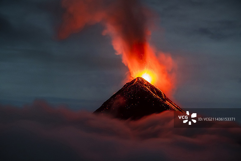 危地马拉恰帕斯山脉富埃戈火山（火山之火）夜间喷发图片素材