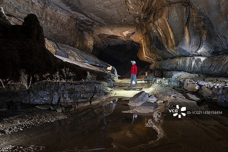 在斯洛文尼亚格拉霍沃的克里兹纳亚马洞穴（十字洞穴）中的男人图片素材