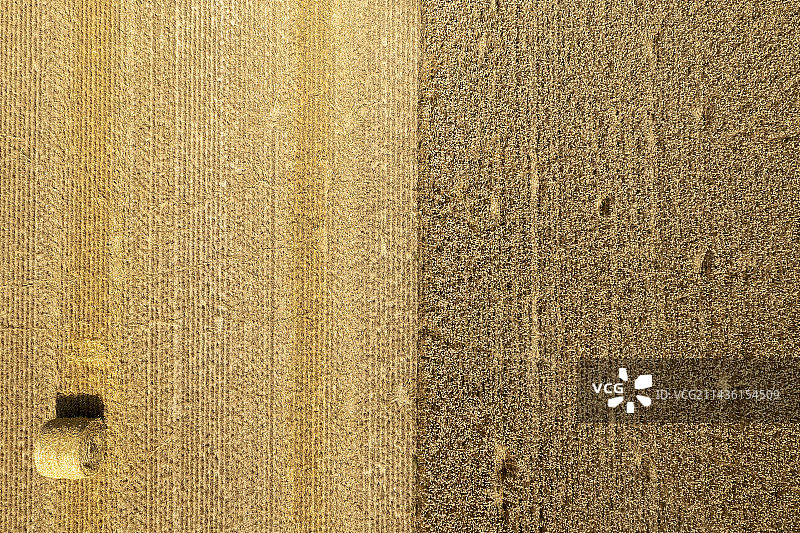 法国埃纳省夏季天空中的部分收割大麦田图片素材