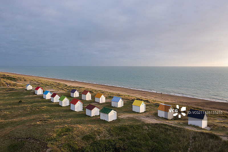 法国芒什省古维尔海滨小屋的航拍景色图片素材