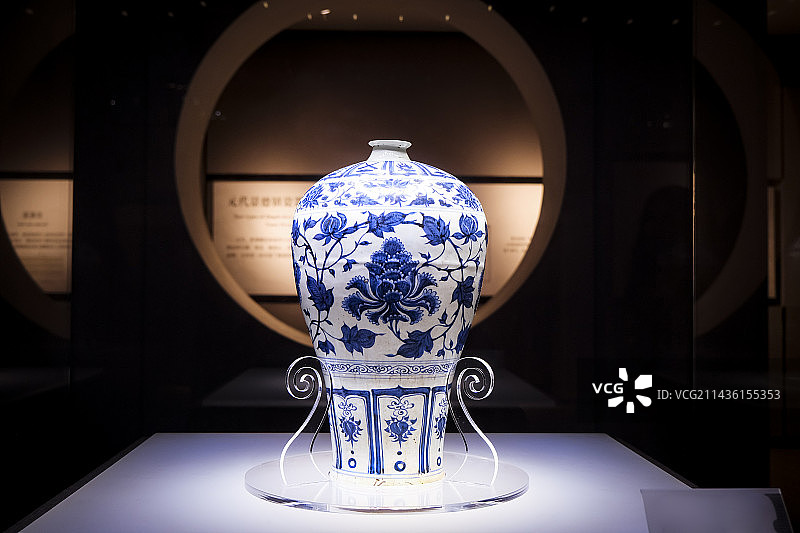 江西省景德镇市景德镇陶瓷馆馆藏镇馆之宝青花牡丹纹梅瓶图片素材
