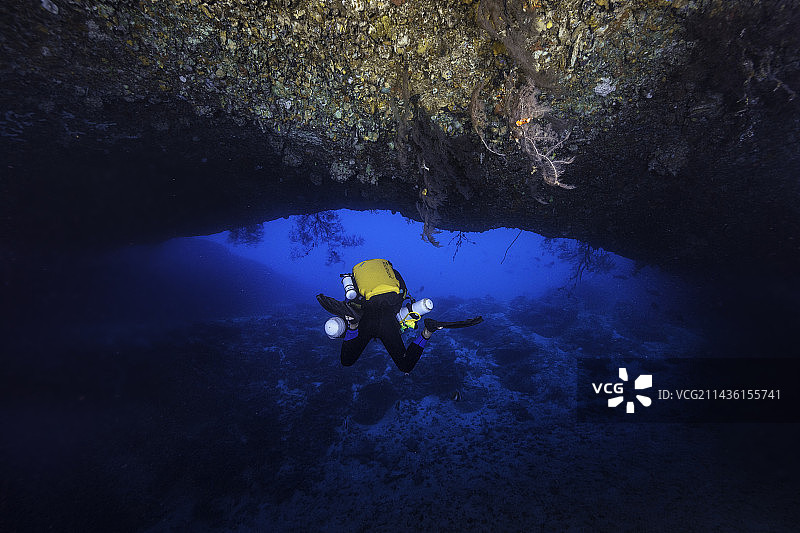 进入洞穴：探索半小时后返回洞穴出口，在水下60米处半小时，70米处10分钟，最大深度75米。此时，我们有50分钟的上升时间。马约特岛水下洞穴图片素材